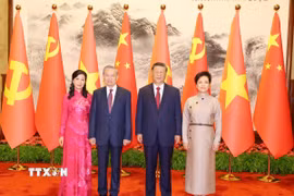 Tổng Bí thư, Chủ tịch nước Trung Quốc Tập Cận Bình và Phu nhân cùng Tổng Bí thư, Chủ tịch nước Tô Lâm và Phu nhân chụp ảnh chung. (Ảnh: Trí Dũng/TTXVN)