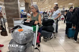 Người dân Cuba vận chuyển hàng hóa ở sân bay quốc tế José Martí ở thủ đô La Habana. (Ảnh: Việt Hùng/TTXVN)
