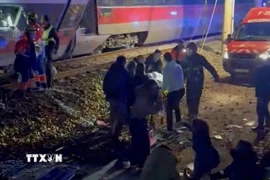 Hiện trường vụ va chạm tàu cao tốc ở Adamuz, Tây Ban Nha, ngày 18/1. (Ảnh: Reuters/TTXVN)