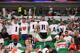 Cổ động viên Iran cổ vũ đội nhà. (Ảnh: AFP/ TTXVN)