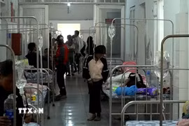 Các bệnh nhân nhập viện Bệnh viện Đa khoa khu vực Hướng Hóa nghi do ngộ độc thực phẩm. (Ảnh: TTXVN phát)