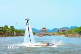 Chương trình trình diễn flyboard quy tụ các vận động viên quốc tế hàng đầu mang đến các màn trình diễn thị giác ấn tượng, mới lạ, thu hút đông đảo du khách trong và ngoài nước. (Ảnh: Thùy Dung/TTXVN)
