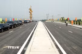 Dự án cầu Quảng Đà và đường dẫn đầu cầu có tổng chiều dài hơn 1,4km, quy mô 4 làn xe. (Ảnh: Quốc Dũng/TTXVN)