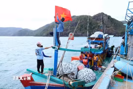 Ngư dân chuẩn bị phương tiện trước khi ra khơi, thực hiện khai thác thủy sản đúng quy định. (Ảnh: An Đăng/TTXVN)