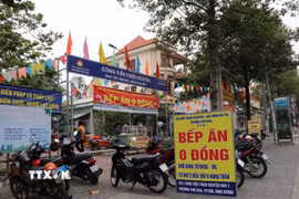 "Bếp ăn 0 đồng" tại công viên đường Lê Hồng Phong, khu phố 7, phường Phú Hòa, thành phố Thủ Dầu Một (Bình Dương). (Ảnh: Huyền Trang/TTXVN)