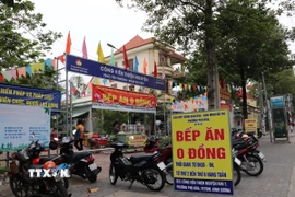 "Bếp ăn 0 đồng" tại công viên đường Lê Hồng Phong, khu phố 7, phường Phú Hòa, thành phố Thủ Dầu Một (Bình Dương). (Ảnh: Huyền Trang/TTXVN)