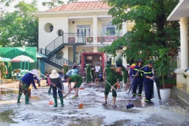 Lực lượng Công an phối hợp với cán bộ giáo viên của Trường mầm non Nam Phương Tiến dọn dẹp và khử khuẩn trường lớp. (Nguồn: Cổng thông tin điện tử Công an thành phố Hà Nội)