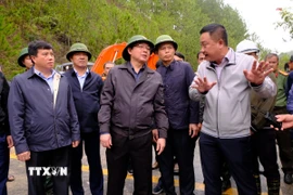 Phó Thủ tướng Hồ Quốc Dũng cùng đoàn công tác kiểm tra thực tế tại hiện trường sạt lở tuyến đèo Mimosa (một trong những cửa ngõ của Đà Lạt, Lâm Đồng). (Ảnh: Nguyễn Dũng/TTXVN)