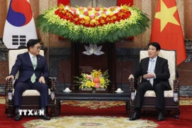 Chủ tịch nước Lương Cường tiếp Chủ tịch Quốc hội Hàn Quốc Woo Won Shik. (Ảnh: Lâm Khánh/TTXVN)