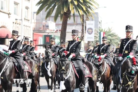 Đoàn diễu hành mô phỏng trang phục của lực lượng Cách mạng Mexico giai đoạn đầu thế kỷ 20. (Ảnh: Phi Hùng/TTXVN)