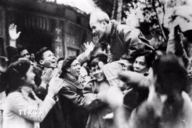 Các đại biểu dự Đại hội toàn quốc thống nhất Việt Minh- Liên Việt chào mừng Chủ tịch Hồ Chí Minh đến dự Đại hội (1951). (Ảnh: TTXVN)