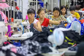 Công nhân tại một nhà máy sản xuất đồ bơi ở Tấn Giang, tỉnh Phúc Kiến, miền Đông Trung Quốc. (Nguồn: AFP/Getty Images)