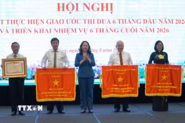 Phó Chủ tịch nước Võ Thị Ánh Xuân (đứng giữa) trao Cờ thi đua của Chính phủ và Bằng khen của Thủ tướng Chính phủ cho các thành phố có thành tích xuất sắc trong phong trào thi đua năm 2025. (Ảnh: Quốc Dũng/TTXVN)