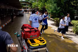 Cảnh sát được triển khai tại trường học ở thành phố Hat Yai, tỉnh Songkhla, Thái Lan sau vụ nổ súng ngày 11/2. (Ảnh: THX/TTXVN)