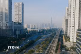 Trải qua nửa thế kỷ tăng trưởng vượt bậc, Thành phố Hồ Chí Minh giờ đây đã vươn mình trở thành một siêu đô thị với quy mô hơn 14 triệu dân. (Ảnh: Hữu Duyên/TTXVN)