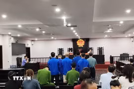 Đám cháy bùng phát mạnh do trong nhà xưởng có nhiều vật dụng dễ bắt lửa. (Ảnh Mạnh Khánh/TTXVN)