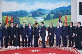 Thường trực Ban Bí thư Trần Cẩm Tú chia buồn sâu sắc tới Tổng Bí thư, Chủ tịch nước Lào Thongloun Sisoulith, các lãnh đạo cấp cao Lào và gia quyến đồng chí Saysomphone Phomvihane. (Ảnh: Phương Hoa/TTXVN)