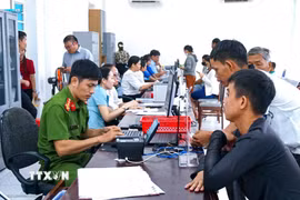 Người dân thực hiện thủ tục hành chính tại Trung tâm hành chính công tỉnh Tây Ninh-Trụ sở 2, phường Tân Ninh. (Ảnh: Minh Phú/TTXVN)