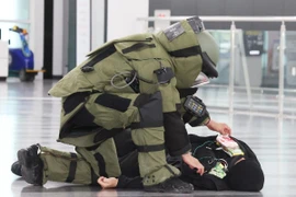 Diễn tập chống khủng bố tại Sân bay quốc tế Gimhae ở Busan để chuẩn bị cho Hội nghị thượng đỉnh APEC. (Nguồn: Yonhap)