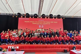 Các đại biểu và huấn luyện viên, vận động viên chụp ảnh lưu niệm. (Ảnh: Nam Sương/TTXVN)