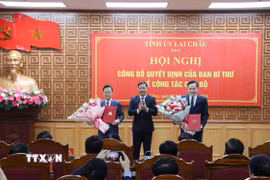 Ông Nguyễn Thành Tâm, Phó trưởng Ban Tổ chức Trung ương, trao quyết định của Ban Bí thư về việc điều động, bổ nhiệm và chuẩn y hai Phó Bí thư Tỉnh ủy Lai Châu. (Ảnh: Nguyễn Oanh/TTXVN)