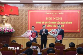 Ông Nguyễn Thành Tâm, Phó trưởng Ban Tổ chức Trung ương, trao quyết định của Ban Bí thư về việc điều động, bổ nhiệm và chuẩn y hai Phó Bí thư Tỉnh ủy Lai Châu. (Ảnh: Nguyễn Oanh/TTXVN)