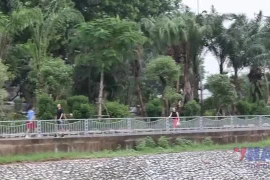 Hà Nội bơm nước từ hồ Tây để “hồi sinh” sông Tô Lịch