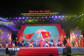 Liên khúc hát múa: "Lào Cai-Vân Nam chung một bài ca," "Việt Nam-Trung Hoa" do tập thể nghệ sỹ hai nước biểu diễn. (Ảnh: Hương Thu/TTXVN)