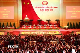 Các đại biểu biểu quyết kết quả bầu Ban Chấp hành Trung ương Đảng khóa XII. (Ảnh: TTXVN)