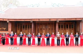 Các đại biểu cắt băng khánh thành Dự án tu bổ, tôn tạo Khu di tích lịch sử Đại danh y Hải Thượng Lãn Ông Lê Hữu Trác. (Ảnh: Nguyễn Công Hải/TTXVN)