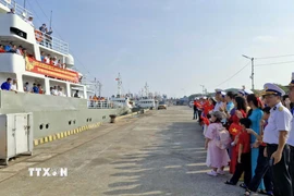 Đoàn Công tác chuẩn bị rời bến. (Ảnh: Đoàn Mạnh Dương/TTXVN)