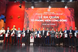 Ban Giám đốc Cơ quan Báo và Phát thanh, Truyền hình Hà Nội trao quyết định, chúc mừng Tổ phóng viên cộng đồng. (Nguồn: Báo Hà Nội mới)