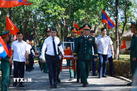 Thủ tướng Lê Minh Hưng truy điệu hài cốt liệt sỹ quân tình nguyện và chuyên gia Việt Nam tại Nghĩa trang liệt sỹ Quốc gia Đường 9 (Quảng Trị). (Ảnh: Dương Giang/TTXVN)