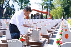 Thủ tướng Lê Minh Hưng thắp hương mộ liệt sỹ tại Nghĩa trang liệt sỹ Quốc gia Trường Sơn. (Ảnh: Dương Giang/TTXVN)