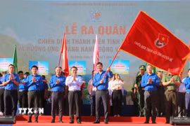 Ủy viên Bộ Chính trị, Bí thư Trung ương Đảng, Trưởng Ban Chính sách, chiến lược Trung ương Nguyễn Thanh Nghị thực hiện nghi thức trao cờ hiệu Chiến dịch Thanh niên tình nguyện Hè năm 2026. (Ảnh: Công Mạo/TTXVN)