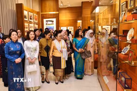 Phu nhân Chủ tịch Quốc hội Nguyễn Thị Thanh Nga cùng Nhóm Phụ nữ cộng đồng ASEAN tham quan Phòng Truyền thống tại Nhà Quốc hội. (Ảnh: Minh Đức/TTXVN)