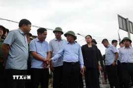 Ông Trần Cẩm Tú, Thường trực Ban Bí thư nghe báo cáo tình hình gia cố, bảo vệ bờ kè tại thôn An Lương bị sạt lở uy hiếp đến tính mạng tài sản của hàng trăm hộ dân xã Duy Nghĩa. (Ảnh: Anh Dũng/TTXVN)