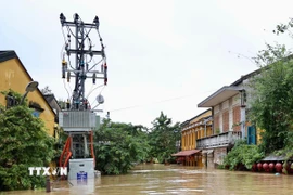 Hệ thống lưới điện bị ngập lũ tại Hội An. (Ảnh: TTXVN phát)