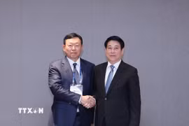 Chủ tịch nước Lương Cường tiếp Chủ tịch Tập đoàn Lotte Shin Dong-bin. (Ảnh: Lâm Khánh/TTXVN)