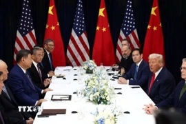 Tổng thống Mỹ Donald Trump (thứ 2, phải) trong cuộc hội đàm với Chủ tịch Trung Quốc Tập Cận Bình (thứ 3, trái) tại Busan, Hàn Quốc ngày 30/10. (Ảnh: Reuters/TTXVN)