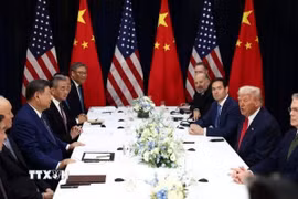 Tổng thống Mỹ Donald Trump (thứ 2, phải) trong cuộc hội đàm với Chủ tịch Trung Quốc Tập Cận Bình (thứ 3, trái) tại Busan, Hàn Quốc ngày 30/10. (Ảnh: Reuters/TTXVN)