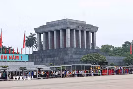 Đông đảo người dân xếp hàng vào Lăng viếng Chủ tịch Hồ Chí Minh. (Ảnh: Minh Đức/TTXVN)