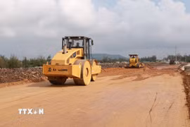 Khẩn trương thi công tuyến đường bộ ven biển tỉnh Phú Yên, vốn đầu tư hơn 2.200 tỷ. (Ảnh: Xuân Triệu/TTXVN)