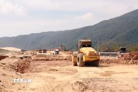 Thi công tuyến đường Phước Tân-Bãi Ngà sau khi có mặt bằng. (Ảnh: Xuân Triệu/TTXVN)