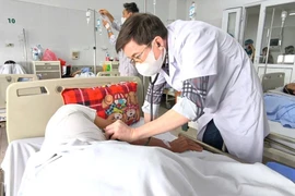 Điều trị cho bệnh nhân mắc liên cầu khuẩn lợn tại Bệnh viện Bệnh Nhiệt đới Trung ương. (Nguồn: Bệnh viện Bệnh Nhiệt đới Trung ương)