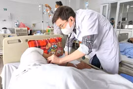 Điều trị cho bệnh nhân mắc liên cầu khuẩn lợn tại Bệnh viện Bệnh Nhiệt đới Trung ương. (Nguồn: Bệnh viện Bệnh Nhiệt đới Trung ương)