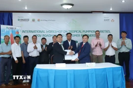 Tập đoàn Vinaseed và Công ty Phouthor Oudom ký kết hợp tác tại Hội thảo. (Ảnh: Xuân Tú/TTXVN)