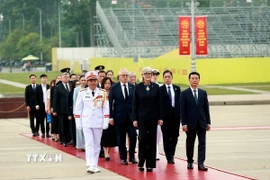 Toàn quyền Australia Sam Mostyn và Phu quân cùng Đoàn đại biểu Australia đến đặt vòng hoa và vào Lăng viếng Chủ tịch Hồ Chí Minh. (Ảnh: Tuấn Anh/TTXVN)