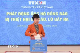 Tổng Giám đốc TTXVN Vũ Việt Trang ủng hộ đồng bào miền Trung, Tây Nguyên bị thiệt hại do bão, lũ gây ra. (Ảnh: Hoàng Hiếu/TTXVN)