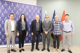 Đại sứ Việt Nam tại Israel Lý Đức Trung (thứ 3, phải sang) và Phó Chủ tịch phụ trách Nghiên cứu của Đại học Technion, Giáo sư Noam Adir (thứ 3, trái sang) tại buổi làm việc. (Ảnh: Thanh Bình/TTXVN)